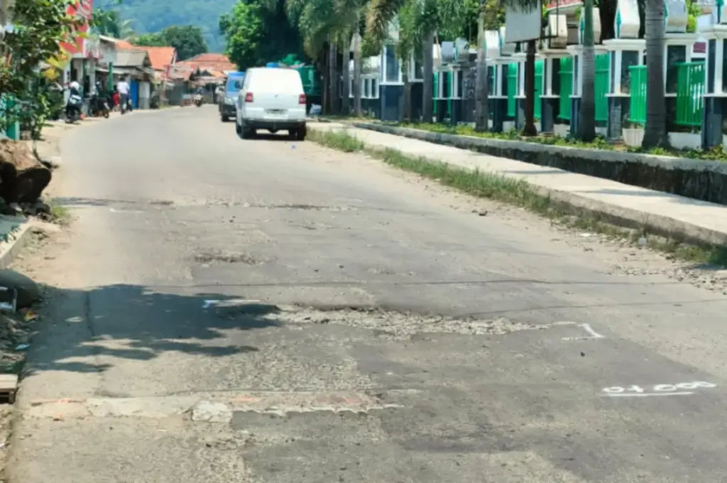 Jalan rusak di Nanggung
